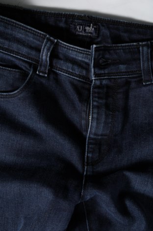 Дамски дънки Armani Jeans, Размер S, Цвят Син, Цена 137,00 лв.
