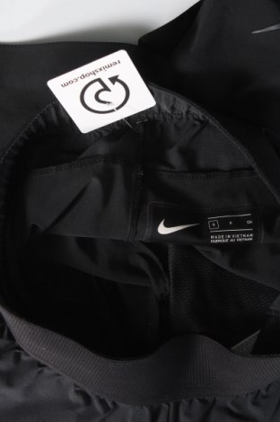 Дамски къс панталон Nike, Размер S, Цвят Черен, Цена 89,89 лв.