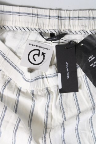 Дамски къс панталон Vero Moda, Размер L, Цвят Бял, Цена 23,46 лв.
