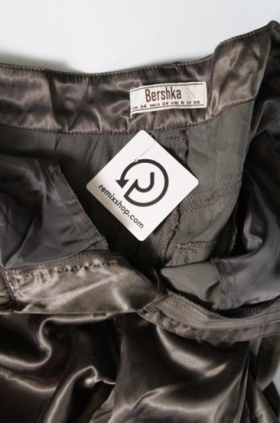 Дамски панталон Bershka, Размер S, Цвят Зелен, Цена 5,99 лв.