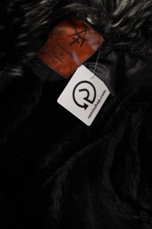 Γυναικείο μπουφάν Famous, Μέγεθος XL, Χρώμα Μαύρο, Τιμή 35,88 €