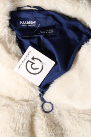 Γυναικείο μπουφάν Pull&Bear, Μέγεθος M, Χρώμα Εκρού, Τιμή 21,17 €