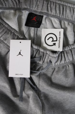 Мъжко спортно долнище Air Jordan Nike, Размер L, Цвят Сив, Цена 117,00 лв.