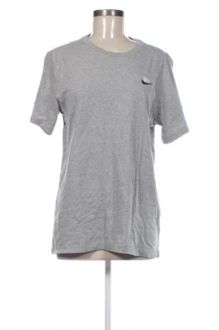 Дамска тениска Nike, Размер M, Цвят Сив, Цена 27,99 лв.