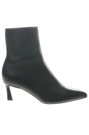 Дамски боти Steve Madden, Размер 39, Цвят Черен, Цена 269,99 лв.