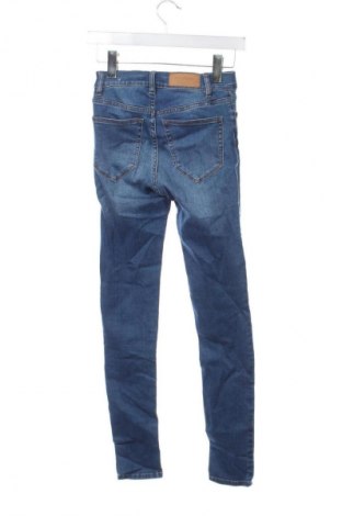 Дамски дънки Pull&Bear, Размер XS, Цвят Син, Цена 29,99 лв.