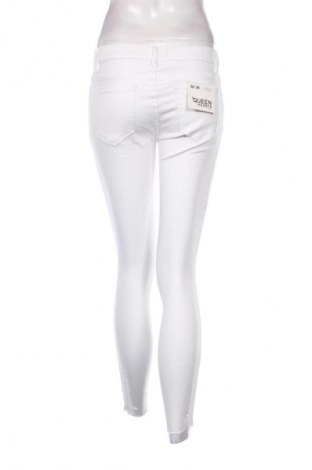 Damen Jeans Queen Hearts, Größe M, Farbe Weiß, Preis 31,99 €