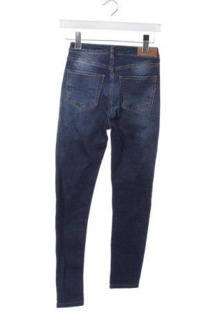 Дамски дънки Scotch & Soda, Размер XS, Цвят Син, Цена 89,99 лв.