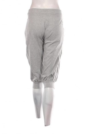 Pantaloni scurți de femei Adidas, Mărime M, Culoare Gri, Preț 99,99 Lei