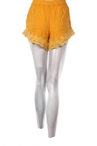 Damen Shorts Clockhouse, Größe S, Farbe Gelb, Preis 9,99 €