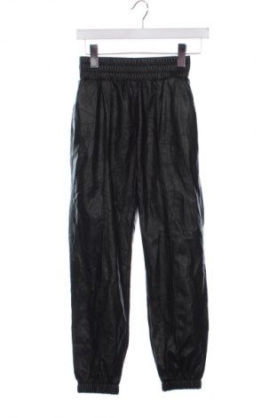 Γυναικείο παντελόνι Bershka, Μέγεθος XS, Χρώμα Μαύρο, Τιμή 18,99 €