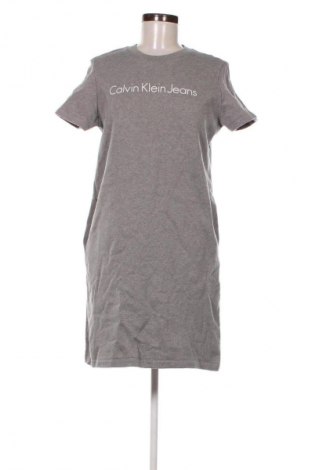 Рокля Calvin Klein Jeans, Размер M, Цвят Сив, Цена 68,99 лв.