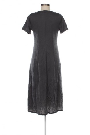 Рокля Pull&Bear, Размер M, Цвят Сив, Цена 48,99 лв.