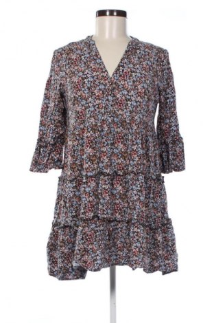 Рокля Vero Moda, Размер M, Цвят Многоцветен, Цена 27,99 лв.