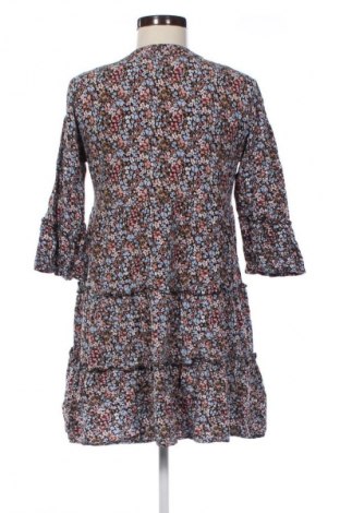 Рокля Vero Moda, Размер M, Цвят Многоцветен, Цена 27,99 лв.
