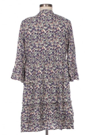 Рокля Vero Moda, Размер M, Цвят Многоцветен, Цена 27,99 лв.