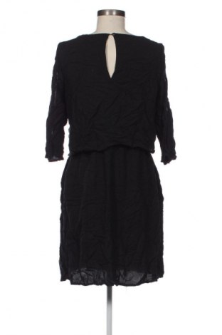 Рокля Vero Moda, Размер M, Цвят Черен, Цена 27,99 лв.