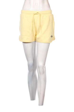 Дамски къс панталон Umbro, Размер M, Цвят Жълт, Цена 43,50 лв.
