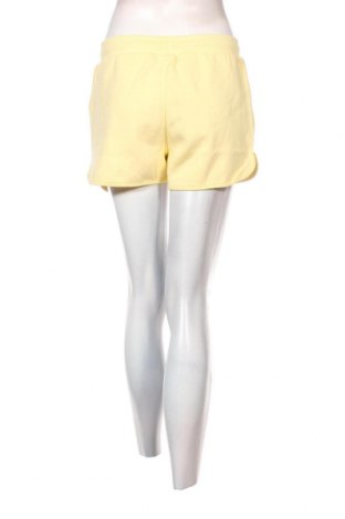 Дамски къс панталон Umbro, Размер M, Цвят Жълт, Цена 87,00 лв.