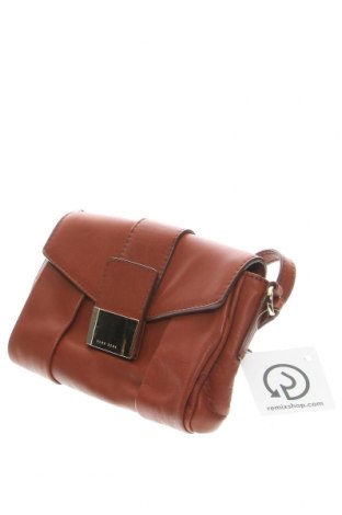 Дамска чанта Hugo Boss, Цвят Кафяв, Цена 189,00 лв.