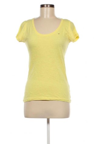 Дамска тениска Hilfiger Denim, Размер XS, Цвят Жълт, Цена 34,00 лв.