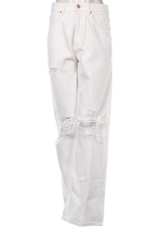 Γυναικείο Τζίν Bershka, Μέγεθος M, Χρώμα Λευκό, Τιμή 10,67 €