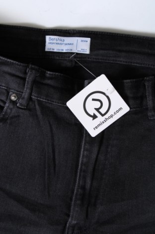 Damskie jeansy Bershka, Rozmiar M, Kolor Czarny, Cena 92,76 zł