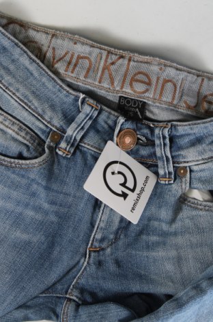 Damskie jeansy Calvin Klein Jeans, Rozmiar XS, Kolor Niebieski, Cena 112,55 zł