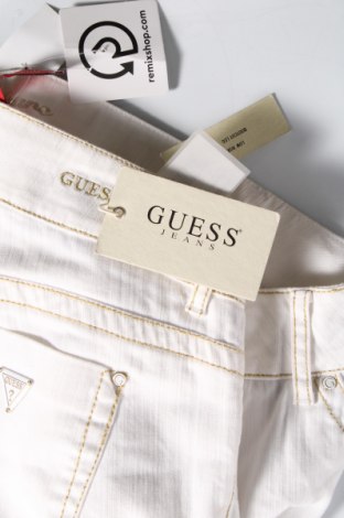 Дамски дънки Guess, Размер M, Цвят Бял, Цена 32,45 лв.