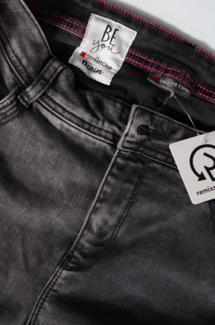 Damen Jeans Street One, Größe XL, Farbe Grau, Preis 11,41 €