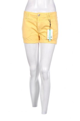 Дамски къс панталон Pepe Jeans, Размер S, Цвят Жълт, Цена 101,00 лв.