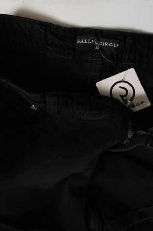 Дамски къс панталон Sally & Circle, Размер M, Цвят Черен, Цена 29,01 лв.