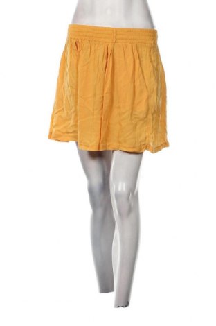 Γυναικείο κοντό παντελόνι Silvian Heach, Μέγεθος M, Χρώμα Κίτρινο, Τιμή 43,17 €