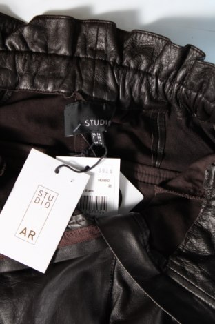 Γυναικείο παντελόνι δερμάτινο Studio AR, Μέγεθος M, Χρώμα Καφέ, Τιμή 290,72 €