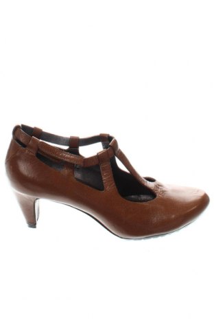 Дамски обувки Tsubo, Размер 37, Цвят Кафяв, Цена 52,80 лв.