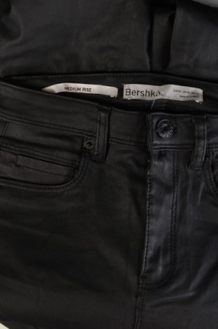 Pantaloni de femei Bershka, Mărime XXS, Culoare Negru, Preț 19,08 Lei