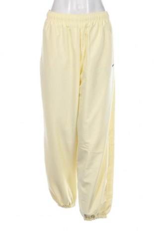 Γυναικείο αθλητικό παντελόνι Nike, Μέγεθος XL, Χρώμα Κίτρινο, Τιμή 26,37 €