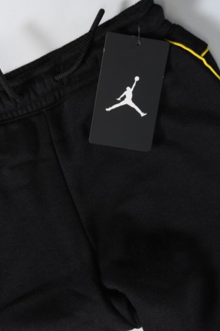 Детски къс панталон Air Jordan Nike, Размер 6-7y/ 122-128 см, Цвят Черен, Цена 96,00 лв.