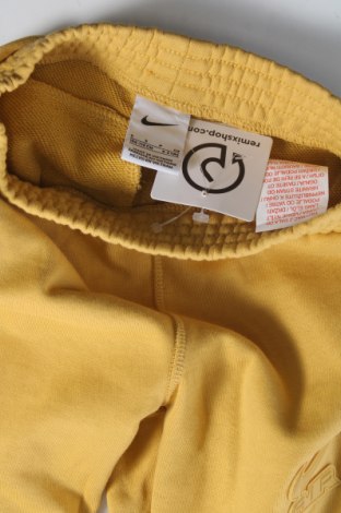Детско спортно долнище Nike, Размер 4-5y/ 110-116 см, Цвят Жълт, Цена 42,90 лв.