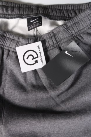 Мъжки къс панталон Nike, Размер M, Цвят Сив, Цена 77,00 лв.