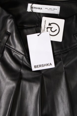 Пола Bershka, Размер S, Цвят Черен, Цена 30,97 лв.