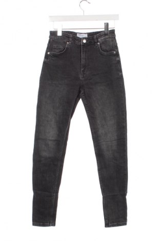 Дамски дънки Bershka, Размер XS, Цвят Сив, Цена 10,99 лв.