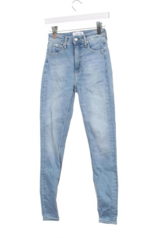 Дамски дънки Calvin Klein Jeans, Размер XXS, Цвят Син, Цена 68,99 лв.