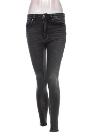 Damskie jeansy Stradivarius, Rozmiar S, Kolor Szary, Cena 43,99 zł