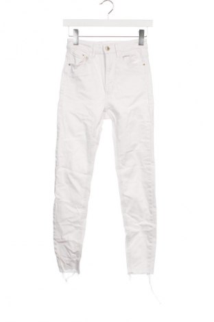 Damskie jeansy Stradivarius, Rozmiar XS, Kolor Biały, Cena 95,99 zł