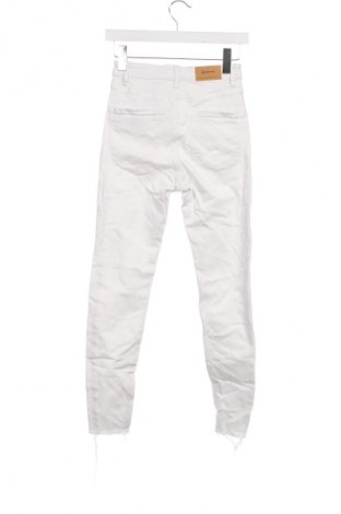 Damskie jeansy Stradivarius, Rozmiar XS, Kolor Biały, Cena 95,99 zł