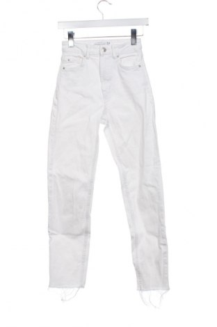 Дамски дънки Stradivarius, Размер XS, Цвят Бял, Цена 29,00 лв.