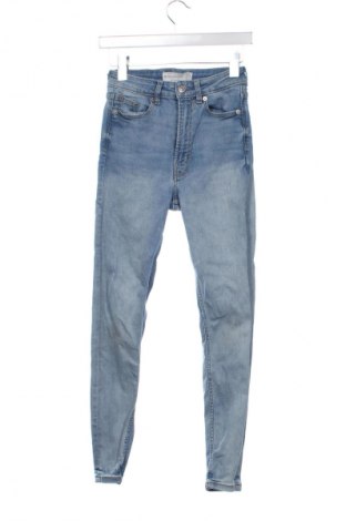 Damskie jeansy Stradivarius, Rozmiar XXS, Kolor Niebieski, Cena 68,00 zł