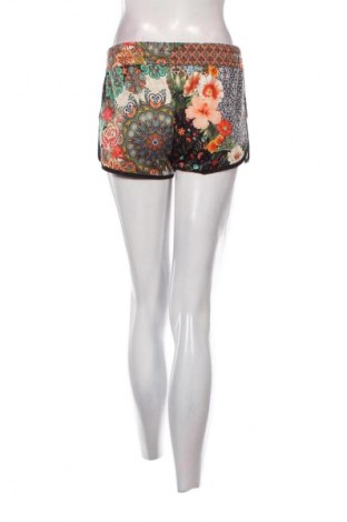 Pantaloni scurți de femei Adidas Originals, Mărime S, Culoare Multicolor, Preț 115,99 Lei