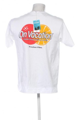 Herren T-Shirt On Vacation, Größe M, Farbe Weiß, Preis 23,99 €